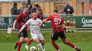 Mit seinen Tempodribblings sorgt TB-Angreifer Tobias Bräu (weißes Trikot) immer für Gefahr in der gegnerischen Abwehr. Mit seinen Tempodribblings sorgt TB-Angreifer Tobias Bräu (weißes Trikot) immer für Gefahr in der gegnerischen Abwehr.