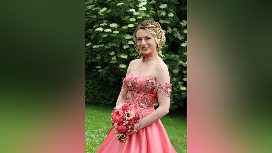 Anna Maria Pielmeier in ihrem farbigen Kleid am Dienstag