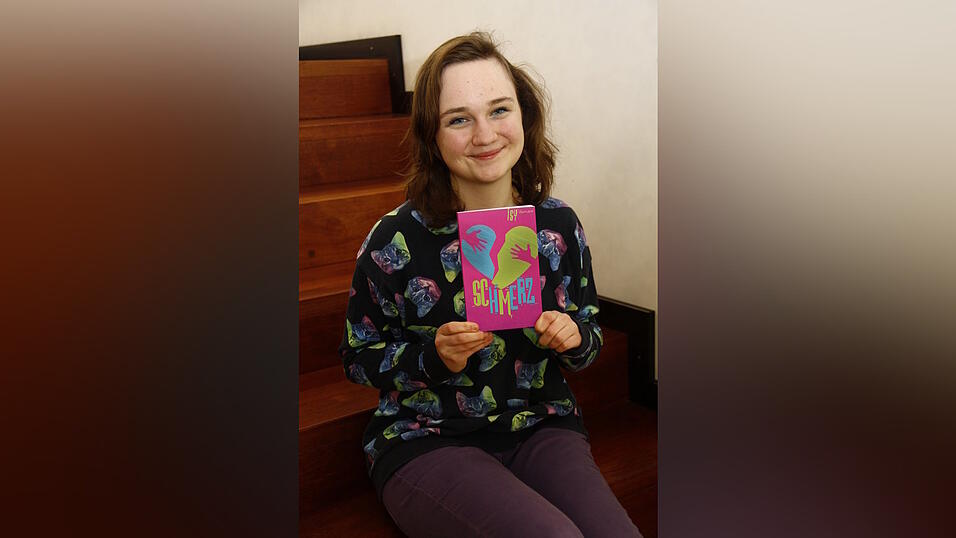 Isabel D. (17 Jahre) aus Kirchroth bei Straubing'Schmerz'erschienen im Edition Lichtland Verlag aus FreyungDas erste Buch, das ich je gelesen habe: Als Kind habe ich das Buch 'Kleine Maus ich mag dich' geliebt! Mein erstes 'richtiges' Buch war 'Der kleinste Dinosaurier'. Meine erste Geschichte habe ich geschrieben mit: sieben JahrenDarum geht's in 'Schmerz': In meinem Buch geht es um die ungleichen besten Freundinnen Alice und Maya. Als Alice bei einem Unfall stirbt, gibt sich Maya die Schuld daran und verfällt in einen tranceähnlichen Zustand, den weder ihre Familie noch Therapeuten durchbrechen können. Erst der Wechsel in ein Internat für Mädchen mit seelischen Problemen lässt Maya mit der Zeit etwas auftauen. Aber dort wartet schon die nächste unschöne Überraschung auf sie: ein weiteres Mädchen aus ihrer Vergangenheit, welches sie lieber vergessen würde... Dennoch beginnt in dem Internat Stück für Stück Mayas Heilung und sie fängt an, sich - und auch anderen - zu verzeihen.So lange habe ich daran geschrieben: zweieinhalb Jahre (mit einer einjährigen Pause)Ich schreibe am liebsten:nachtsMein Lieblingsplatz zum Schreiben: im Garten, im Bett oder im ZugMeine besten Ideen habe ich: beim Menschen Beobachten. Ich überlege mir dann oft Geschichten zu den Menschen, die ich sehe, überlege warum sie dieses oder jenes tun, etc. So bin ich bei meiner Geschichte vorgegangen: Als erstes habe ich die Sterbeszene geschrieben. Dann hab' ich mir überlegt, wie es wohl dazu kam und was danach kommen würde. So habe ich mich weiter vorgearbeitet.Das hat meine Oma als erstes gesagt, als sie das Buch fertig gelesen und weggelegt hat: 'Ich bin so stolz auf dich, Isy. Das Buch hat mich so gefesselt, es war so bewegend. Ich habe so geweint!' Isabel D. (17 Jahre) aus Kirchroth bei Straubing'Schmerz'erschienen im Edition Lichtland Verlag aus FreyungDas erste Buch, das ich je gelesen habe: Als Kind habe ich das Buch 'Kleine Maus ich mag dich' geliebt! Mein erstes 'richtiges' Buch war 'Der kleinste Dinosaurier'. Meine erste Geschichte habe ich geschrieben mit: sieben JahrenDarum geht's in 'Schmerz': In meinem Buch geht es um die ungleichen besten Freundinnen Alice und Maya. Als Alice bei einem Unfall stirbt, gibt sich Maya die Schuld daran und verfällt in einen tranceähnlichen Zustand, den weder ihre Familie noch Therapeuten durchbrechen können. Erst der Wechsel in ein Internat für Mädchen mit seelischen Problemen lässt Maya mit der Zeit etwas auftauen. Aber dort wartet schon die nächste unschöne Überraschung auf sie: ein weiteres Mädchen aus ihrer Vergangenheit, welches sie lieber vergessen würde... Dennoch beginnt in dem Internat Stück für Stück Mayas Heilung und sie fängt an, sich - und auch anderen - zu verzeihen.So lange habe ich daran geschrieben: zweieinhalb Jahre (mit einer einjährigen Pause)Ich schreibe am liebsten:nachtsMein Lieblingsplatz zum Schreiben: im Garten, im Bett oder im ZugMeine besten Ideen habe ich: beim Menschen Beobachten. Ich überlege mir dann oft Geschichten zu den Menschen, die ich sehe, überlege warum sie dieses oder jenes tun, etc. So bin ich bei meiner Geschichte vorgegangen: Als erstes habe ich die Sterbeszene geschrieben. Dann hab' ich mir überlegt, wie es wohl dazu kam und was danach kommen würde. So habe ich mich weiter vorgearbeitet.Das hat meine Oma als erstes gesagt, als sie das Buch fertig gelesen und weggelegt hat: 'Ich bin so stolz auf dich, Isy. Das Buch hat mich so gefesselt, es war so bewegend. Ich habe so geweint!'