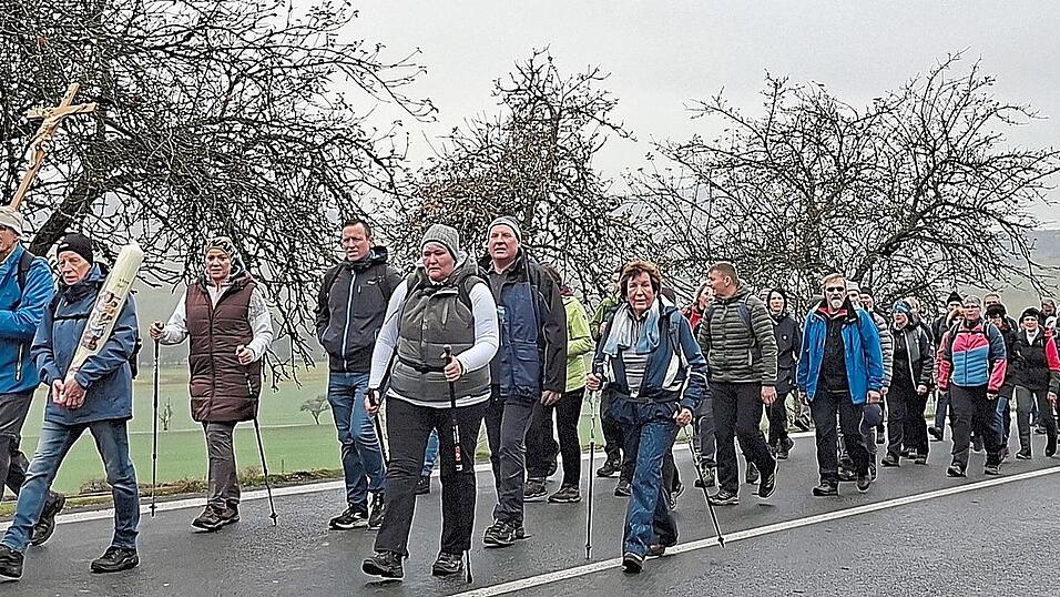 Die Pilgergruppe auf dem letzten Wegstück zur Kirche in Loučim. Die Pilgergruppe auf dem letzten Wegstück zur Kirche in Loučim.