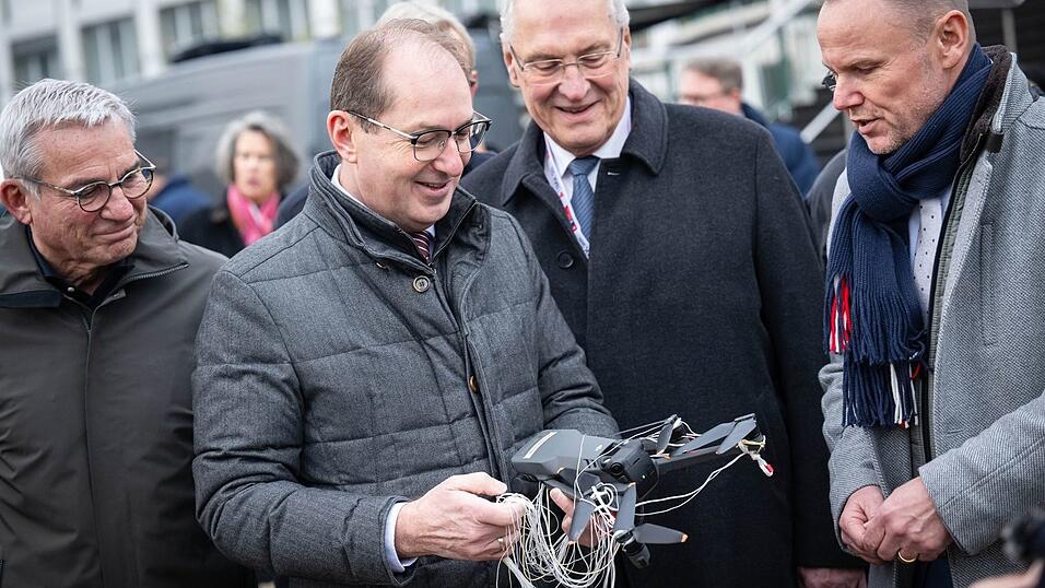 Bevor die Gespräche beginnen, zeigt die neue Drohnenabwehr-Einheit der Bundespolizeidirektion 11, was sie kann.
