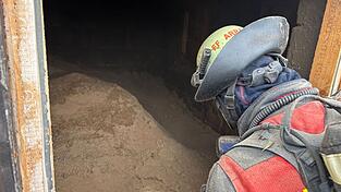 In Arrach entleerten die Aktiven größtenteils ein Industriesilo, in dem Späne gekokelt hatten. In Arrach entleerten die Aktiven größtenteils ein Industriesilo, in dem Späne gekokelt hatten.