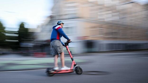 Die Polizei kontrolliert mehrere Jugendliche auf E-Scootern. (Symbolbild) Die Polizei kontrolliert mehrere Jugendliche auf E-Scootern. (Symbolbild)