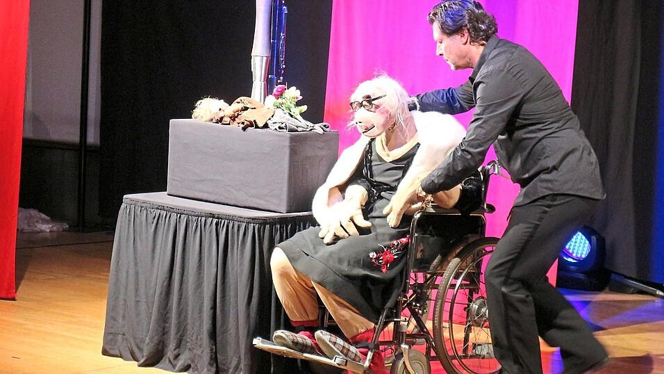 Brunhild sitzt im Rollstuhl.