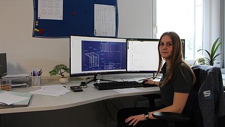 Angelina Bielmeier entwirft am Computer Modelle, die später in der Fertigung Gestalt annehmen. Angelina Bielmeier entwirft am Computer Modelle, die später in der Fertigung Gestalt annehmen.