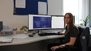 Angelina Bielmeier entwirft am Computer Modelle, die später in der Fertigung Gestalt annehmen.