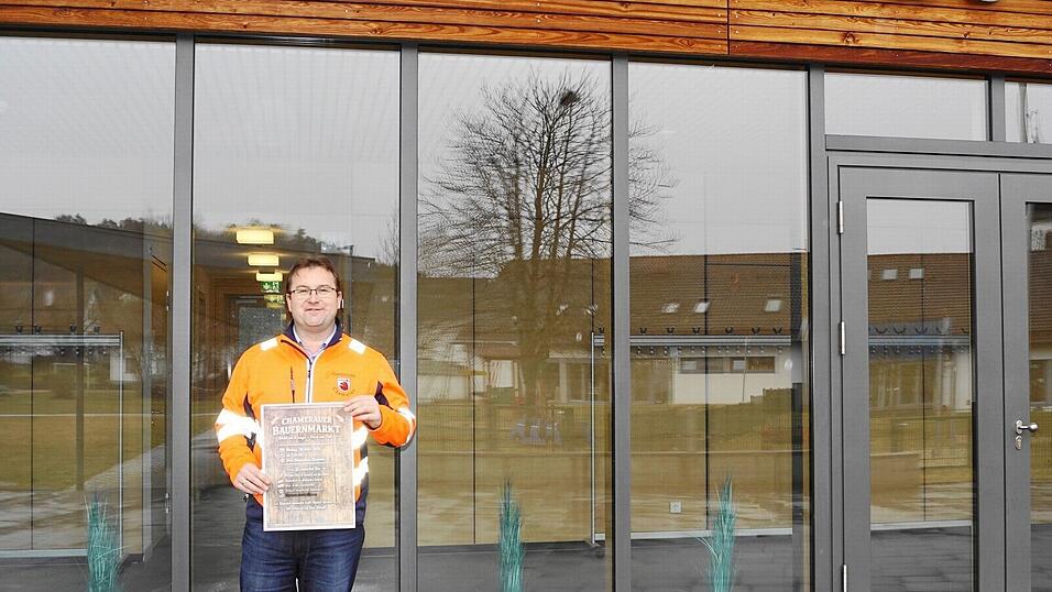 B&uuml;rgermeister Stefan Baumgartner freut sich auf den ersten Chamerauer Bauernmarkt am 30. M&auml;rz vor dem B&uuml;rgerhaus.