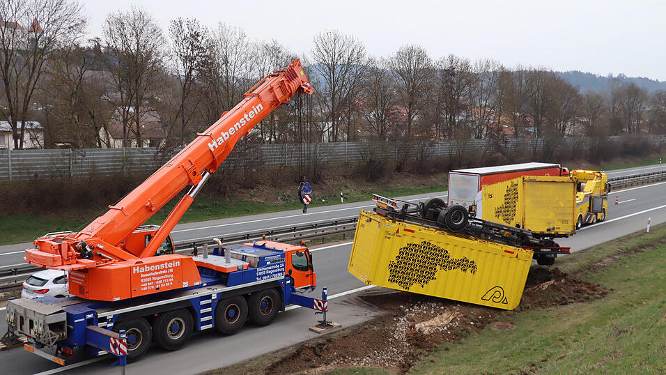 Durch den Schlenker in den Graben verlor der Fahrer offenbar die Kontrolle &uuml;ber sein Gespann: Der Anh&auml;nger kippte um und landete auf dem Dach.