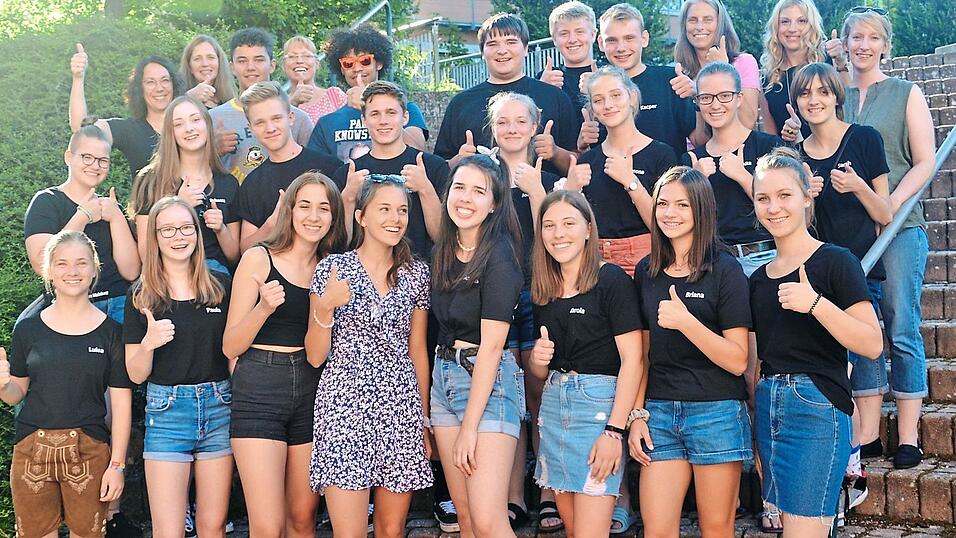 Veronika Gastpar (hinten links) und ihre amerikanische Kollegin Ewa Lancaster (dahinter) sowie Claudia Gratzer (ganz hinten links) und die Lehrerin Gloria Bäumler, Sabine Schranner und Tara Roddy (hinten rechts, v. r.) betreuen die Schülerinnen und Schüler. Veronika Gastpar (hinten links) und ihre amerikanische Kollegin Ewa Lancaster (dahinter) sowie Claudia Gratzer (ganz hinten links) und die Lehrerin Gloria Bäumler, Sabine Schranner und Tara Roddy (hinten rechts, v. r.) betreuen die Schülerinnen und Schüler.