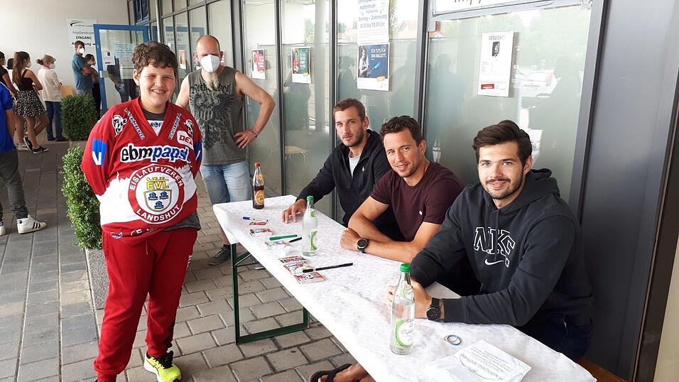 Große Resonanz beim Familien-Impftag am Impfzentrum in Kumhausen - Spieler des EV Landshut haben den Impftag mit einer Autogrammstunde unterstützt. Große Resonanz beim Familien-Impftag am Impfzentrum in Kumhausen - Spieler des EV Landshut haben den Impftag mit einer Autogrammstunde unterstützt.