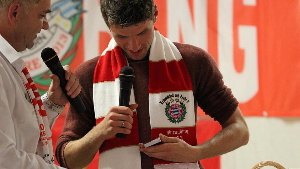 Thomas Müller besuchte am Sonntagnachmittag den 'FC Bayern-Fanclub Straubing '93'. (Foto: Fabian Roßmann) Thomas Müller besuchte am Sonntagnachmittag den 'FC Bayern-Fanclub Straubing '93'. (Foto: Fabian Roßmann)