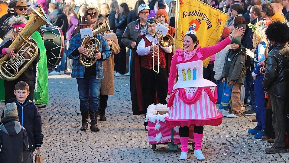 Bürgermeisterin Monika Bergmann führte auch heuer den Blaibacher Faschingszug an. Bürgermeisterin Monika Bergmann führte auch heuer den Blaibacher Faschingszug an.