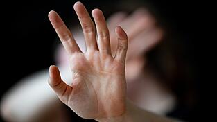 Eine zentrale Aufgabe von Frauenhäusern ist es, betroffene Frauen und ihre Kinder vor Gewalt zu schützen. In den meisten Frauenhäusern gibt es allerdings nicht genügend Plätze.