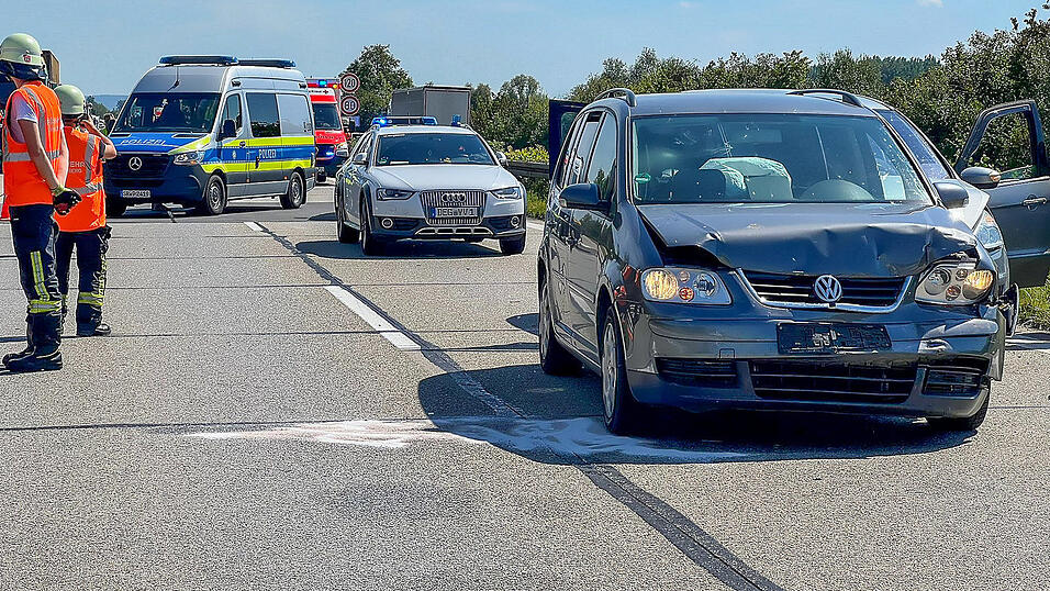 Die vier Autos blockierten rund eine Stunde lang beide Fahrspuren der Autobahn.