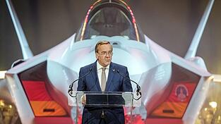 Verteidigungsminister Boris Pistorius vor der F-35 Verteidigungsminister Boris Pistorius vor der F-35