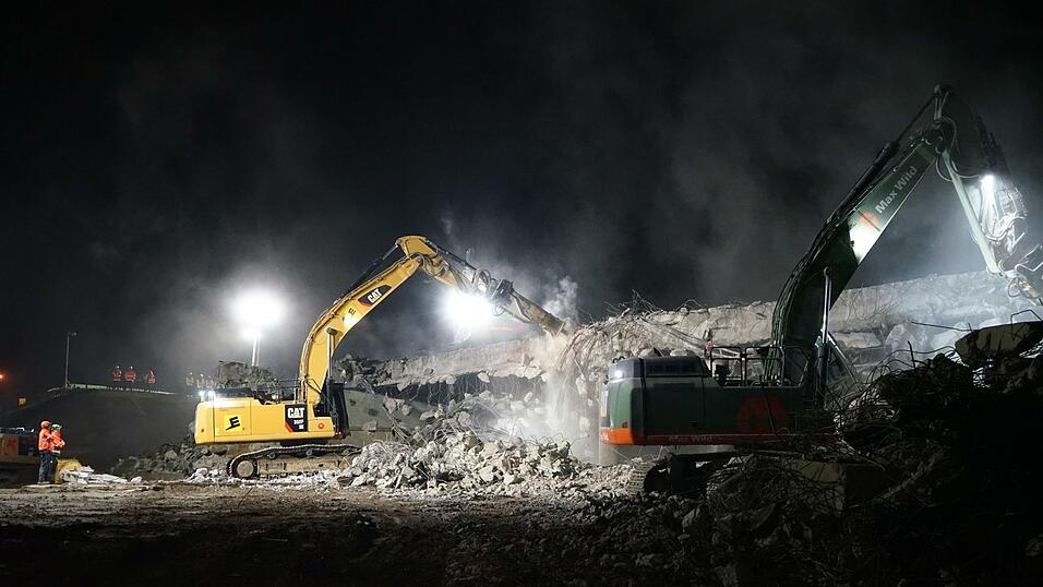 Gleich zwei Brücken mussten am Wochenende an der A3 im Landkreis Regensburg abgerissen werden. Gleich zwei Brücken mussten am Wochenende an der A3 im Landkreis Regensburg abgerissen werden.
