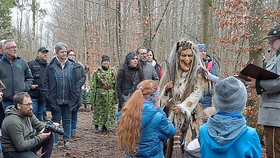 Durch den Stadtwald mit dem Verein 'Moosburger Rauhnachtgeister e.V.' zu den Raun&auml;chten mit Perchten und anderen Gestalten.