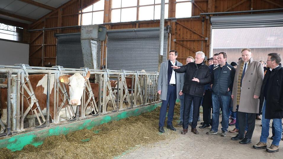 Fachm&auml;nnisch begutachtete Bundeslandwirtschaftsminister Alois Rainer (Zweiter von links) den Milchviehstall von Florian Fuchshuber (Mitte) in Finsing. Mit dabei waren Patrick Grossmann (links) und der CSU-Bundestagsabgeordnete Peter Aumer.