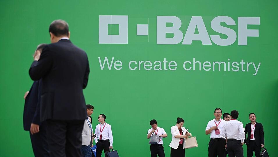 BASF ist er weltgrößte Chemiekonzern. BASF ist er weltgrößte Chemiekonzern.
