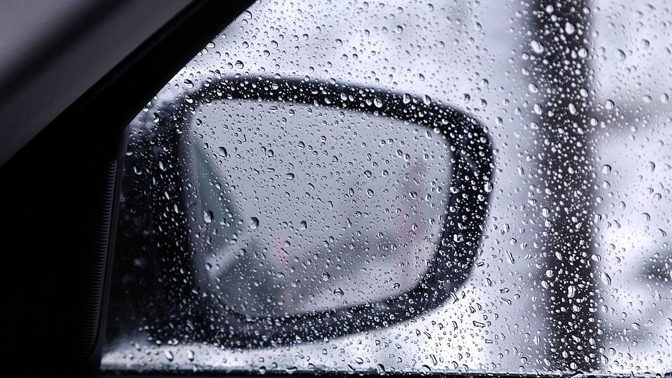 Das Wetter bleibt auch am Feiertag ungemütlich. (Archiv) Das Wetter bleibt auch am Feiertag ungemütlich. (Archiv)