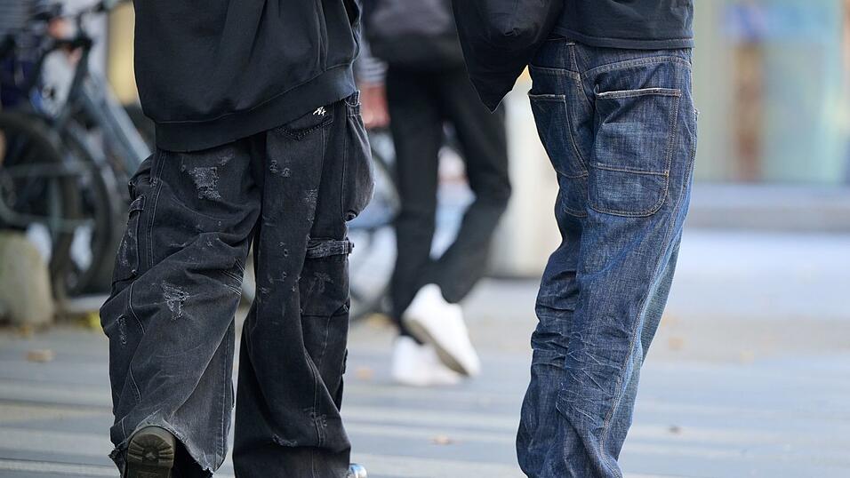 Bereits in den 1990er und 2000er Jahren waren die sogenannten Baggy Pants angesagt. Heute hei&szlig;t der Trend allerdings &laquo;saggen&raquo;.