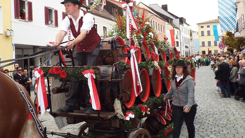 Kein Bierzelt, kein Weinzelt und auch kein Auszug: Wenn überhaupt, findet das Kirchweih-Volksfest 2020 mit stark angezogenen Zügeln statt. Über allem hängt, einem Damoklesschwert gleich, die Corona-Inzidenzzahl. Kein Bierzelt, kein Weinzelt und auch kein Auszug: Wenn überhaupt, findet das Kirchweih-Volksfest 2020 mit stark angezogenen Zügeln statt. Über allem hängt, einem Damoklesschwert gleich, die Corona-Inzidenzzahl.
