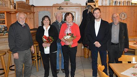 Die SPD-Bundestagsabgeordnete des Wahlkreises, Marianne Schieder, der SPD-Kreisvorsitzende Franz Kopp zusammen Karl-Heinz Nazet, Ludwig Bielmeier und Kreisrat Wolfgang Kerscher gratulierten Waltraud Oberberger (4.v.l.) zu ihrer Nominierung.
