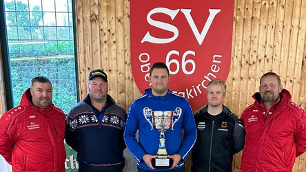 Michael Späth (Mitte) holte sich in Oberbergkirchen wieder den Siegerpokal bei den Herren vor Peter Rottmoser (2. von links) und Alexander Anzinger (2. von rechts).