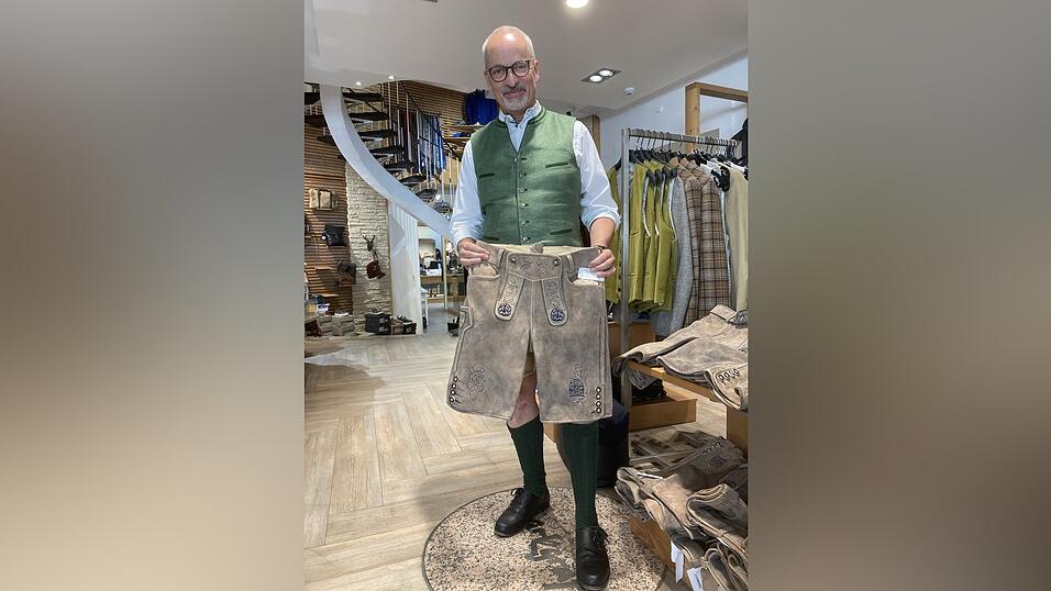 Pünktlich zum Gäubodenvolksfest: Peter Markgraf mit der Lederhose im Tigers-Design. Pünktlich zum Gäubodenvolksfest: Peter Markgraf mit der Lederhose im Tigers-Design.