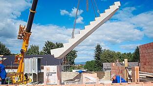 Zum Zeitpunkt der Besichtigung schwebte gerade eine Treppe ein. Zum Zeitpunkt der Besichtigung schwebte gerade eine Treppe ein.