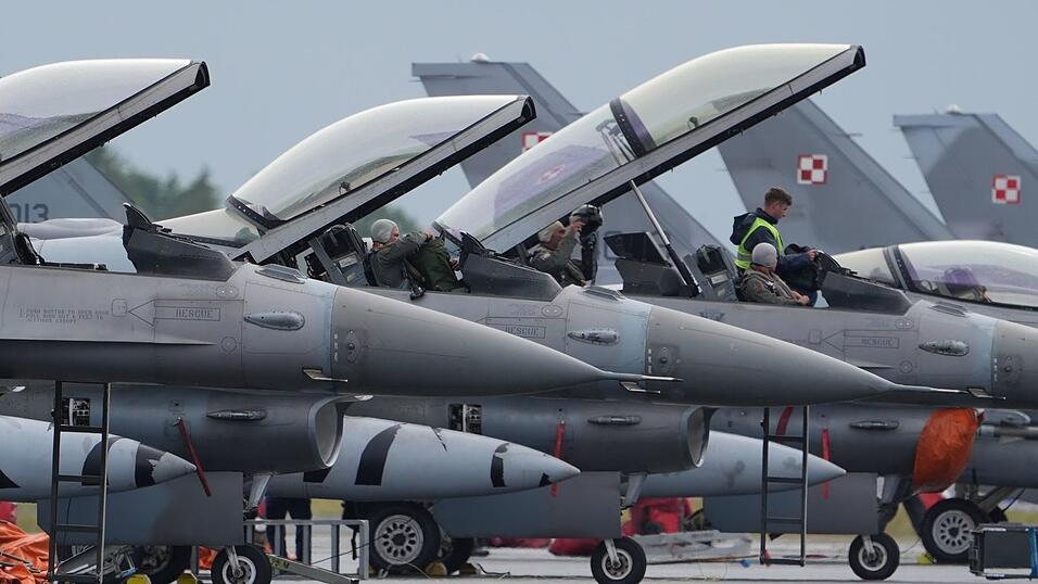 US-Kampfjets vom Typ F-16 w&auml;hrend eines Nato-Man&ouml;vers. (Archivbild)