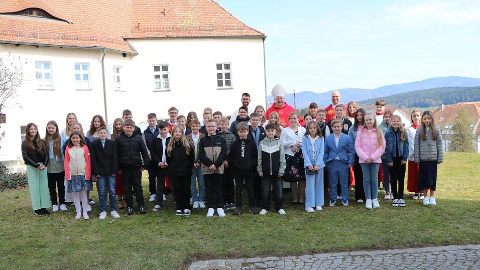 41 Buben und Mädchen der Pfarreiengemeinschaft wurden am Dienstag in Bad Kötzting gefirmt. 41 Buben und Mädchen der Pfarreiengemeinschaft wurden am Dienstag in Bad Kötzting gefirmt.