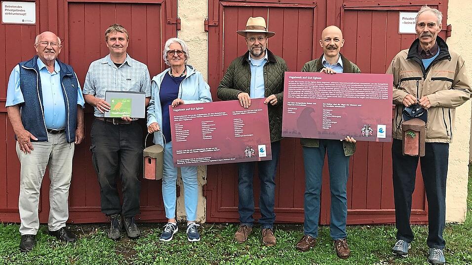 Freuen sich über die Auszeichnung von Gut Eglsee als „Vogelfreundlicher Garten“ (v.l.): Bürgermeister Werner Schäfer, Dr. Christian Stierstorfer (Leiter der Bezirksgeschäftsstelle des LBV in Niederbayern), Rosemarie Kirwald, Prof. Dr. Carl Christian Beckmann, Prof. Dr. Henning Böckemeier-Beckmann und Carl Friedrich Max Beckmann. Freuen sich über die Auszeichnung von Gut Eglsee als „Vogelfreundlicher Garten“ (v.l.): Bürgermeister Werner Schäfer, Dr. Christian Stierstorfer (Leiter der Bezirksgeschäftsstelle des LBV in Niederbayern), Rosemarie Kirwald, Prof. Dr. Carl Christian Beckmann, Prof. Dr. Henning Böckemeier-Beckmann und Carl Friedrich Max Beckmann.