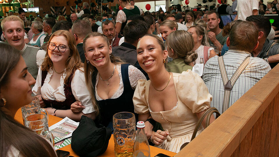 Echte Blasmusikfans lie&szlig;en sich den Montagabend im Festzelt Weckmann nicht entgehen.