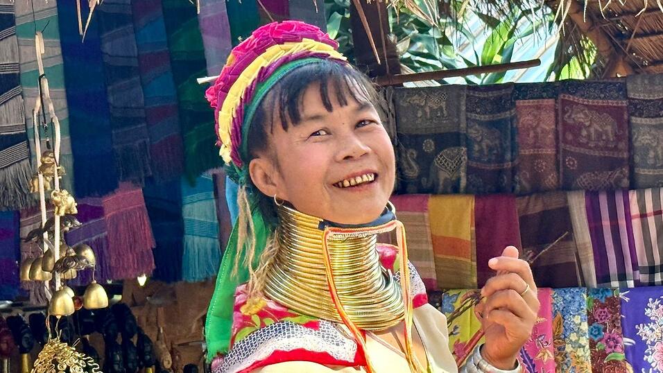 Viele Frauen schützen ihr Kinn mit Tüchern vor den schweren Ringen. Viele Frauen schützen ihr Kinn mit Tüchern vor den schweren Ringen.