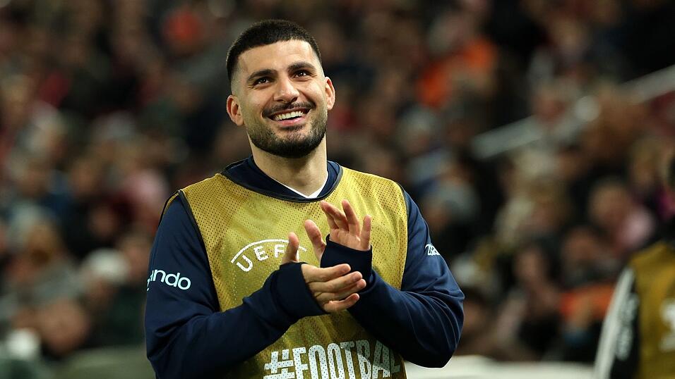 Der Stuttgarter Lokalheld Deniz Undav freut sich &uuml;ber die Rufe der Fans.