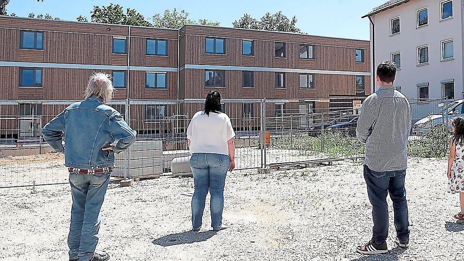 'F&uuml;r die sind wir Parasiten', sagen die Bewohner der Breslauer Stra&szlig;e, die als obdachlos eingestuft sind und deshalb keinen Anspruch auf eine Wohnung in dem Neubau haben. Die Wohnungen, in denen sie 'Nutzer' sind oder waren, werden nach und nach abgerissen.