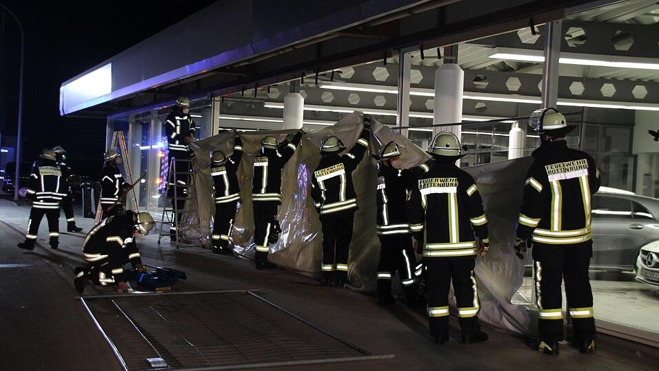 Ein Autofahrer ist in Rottenburg in den Verkaufsraum eines Autohauses gefahren.