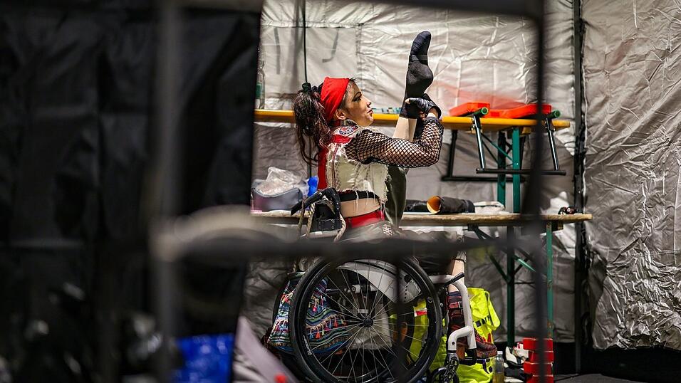 Nach dem Unfall glaubt sie vorerst, mit dem Zirkus abgeschlossen zu haben.