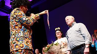 Bürgermeister Matthias Kohlmayer überreicht Xaver Hagn den Ehrenorden. Er ist seit 36 Jahren im Stadtrat - und auch bei der Unsinnigen Stadtratssitzung nicht wegzudenken. Seine Frau Mia ist seit zwölf Jahren dabei. Bürgermeister Matthias Kohlmayer überreicht Xaver Hagn den Ehrenorden. Er ist seit 36 Jahren im Stadtrat - und auch bei der Unsinnigen Stadtratssitzung nicht wegzudenken. Seine Frau Mia ist seit zwölf Jahren dabei.