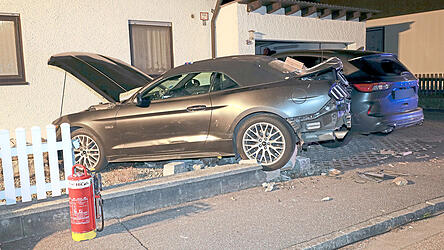 Das Auto blieb auf der Begrenzungsmauer stehen.
