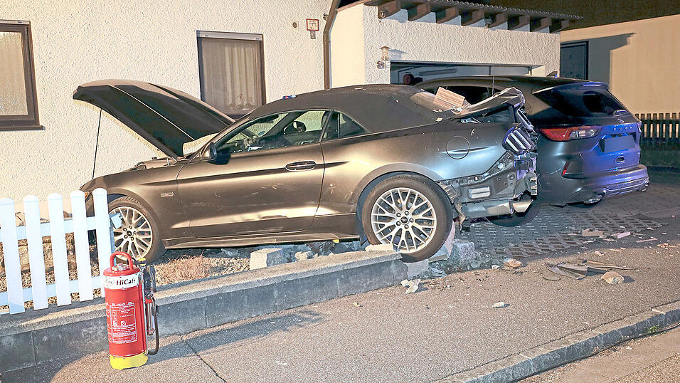 Das Auto blieb auf der Begrenzungsmauer stehen.