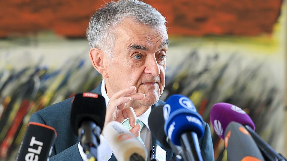 «Wer mit Waffen, Drogen, Gewalt und Einschüchterung sein Geld verdient, muss jederzeit damit rechnen, dass die Polizei morgens im Schlafzimmer steht. Nicht als Gast, sondern mit Durchsuchungsbeschluss», sagte NRW-Innenminister Herbert Reul (CDU). «Wer mit Waffen, Drogen, Gewalt und Einschüchterung sein Geld verdient, muss jederzeit damit rechnen, dass die Polizei morgens im Schlafzimmer steht. Nicht als Gast, sondern mit Durchsuchungsbeschluss», sagte NRW-Innenminister Herbert Reul (CDU).