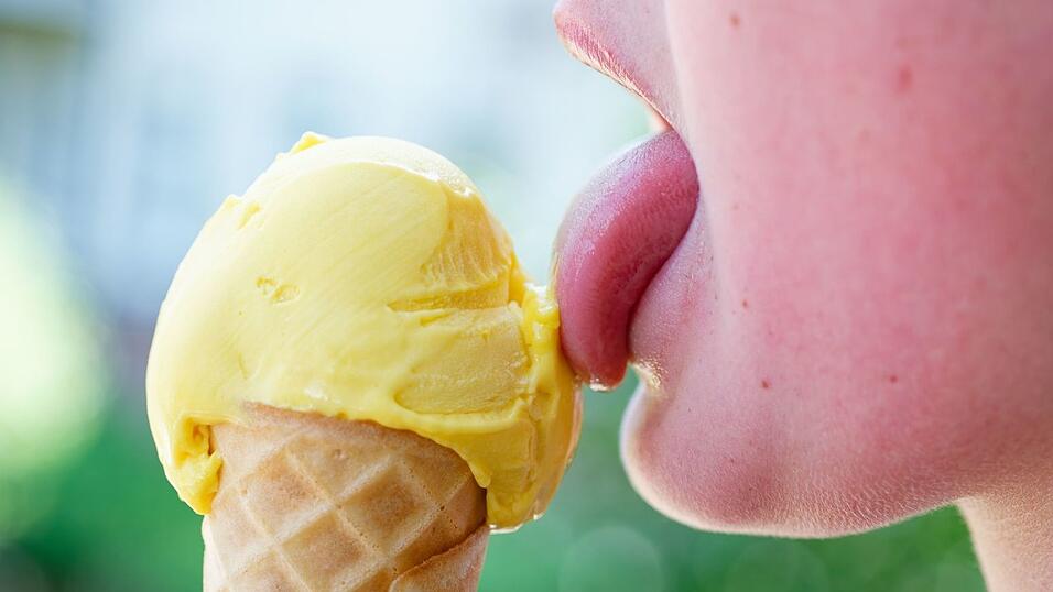 Schlangen vor Eisdielen - damit muss am Wochenende gerechnet werden.  (Archivbild)