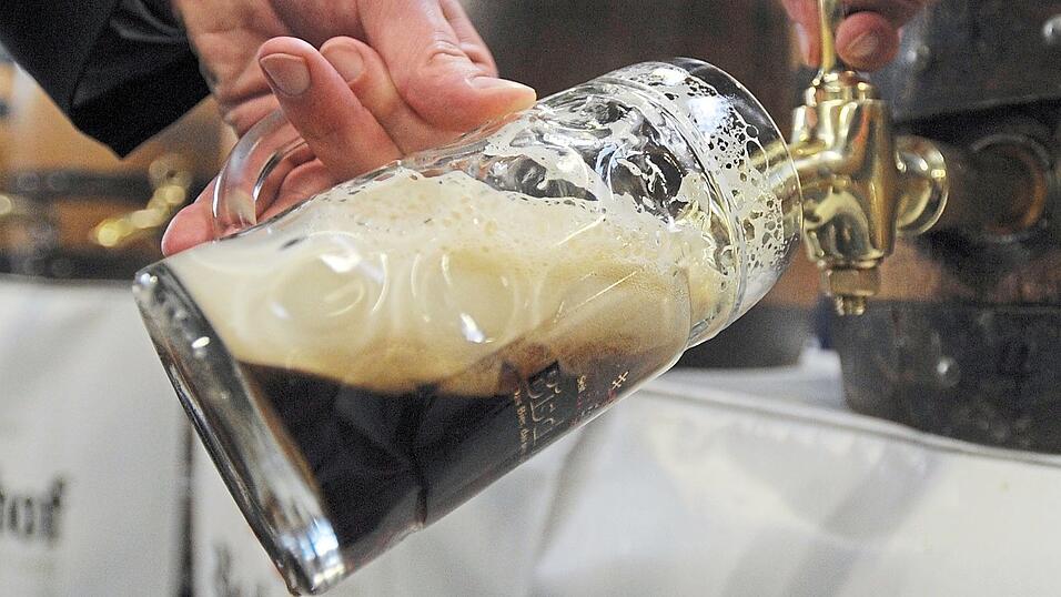 Selbst gebrautes Bier wird seit Jahrhunderten in Regensburg gezapft, hier bei der Brauerei Bischofshof im Stadtwesten.