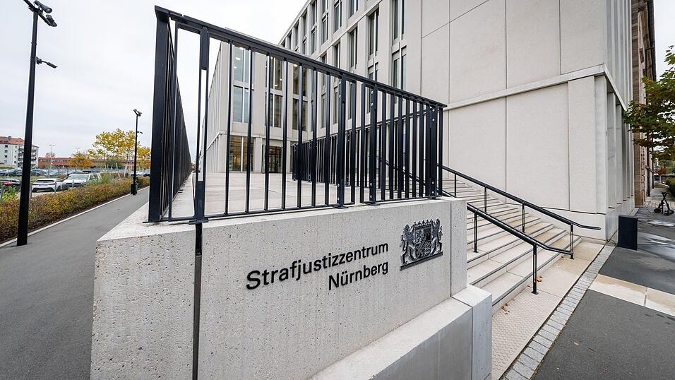 Die Staatsanwaltschaft wirft den Angeklagten schweren Bandensdiebstahl vor. (Archivbild)
