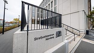 Die Staatsanwaltschaft wirft den Angeklagten schweren Bandensdiebstahl vor. (Archivbild)