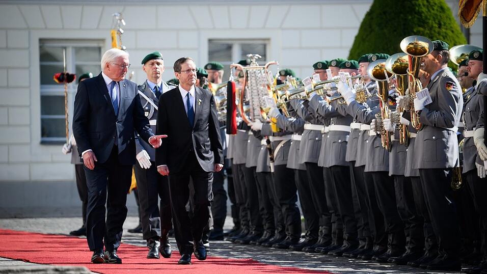 Bundespräsident Frank-Walter Steinmeier (l.) begrüßt Izchak Herzog, Präsident von Israel, mit militärischen Ehren vor dem Schloss Bellevue. Bundespräsident Frank-Walter Steinmeier (l.) begrüßt Izchak Herzog, Präsident von Israel, mit militärischen Ehren vor dem Schloss Bellevue.