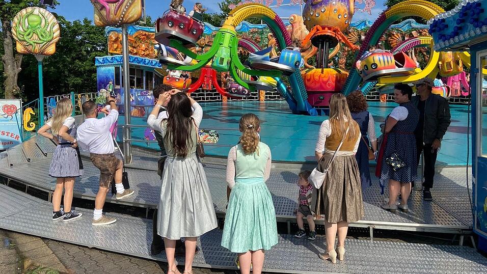 Die Josef R&auml;dlinger Unternehmensgruppe mietete das K&ouml;tztinger Volksfest und feierte dort am Freitag mit 2.500 G&auml;sten ein rauschendes Sommerfest.