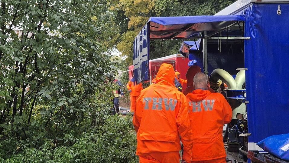 Für Einsatzkräfte bringen die starken Unwetter viel Arbeit mit sich.